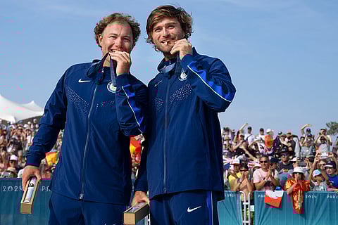 Bronze medalists Ian Barrows and Hans Henken during men's skiff medal ceremony
